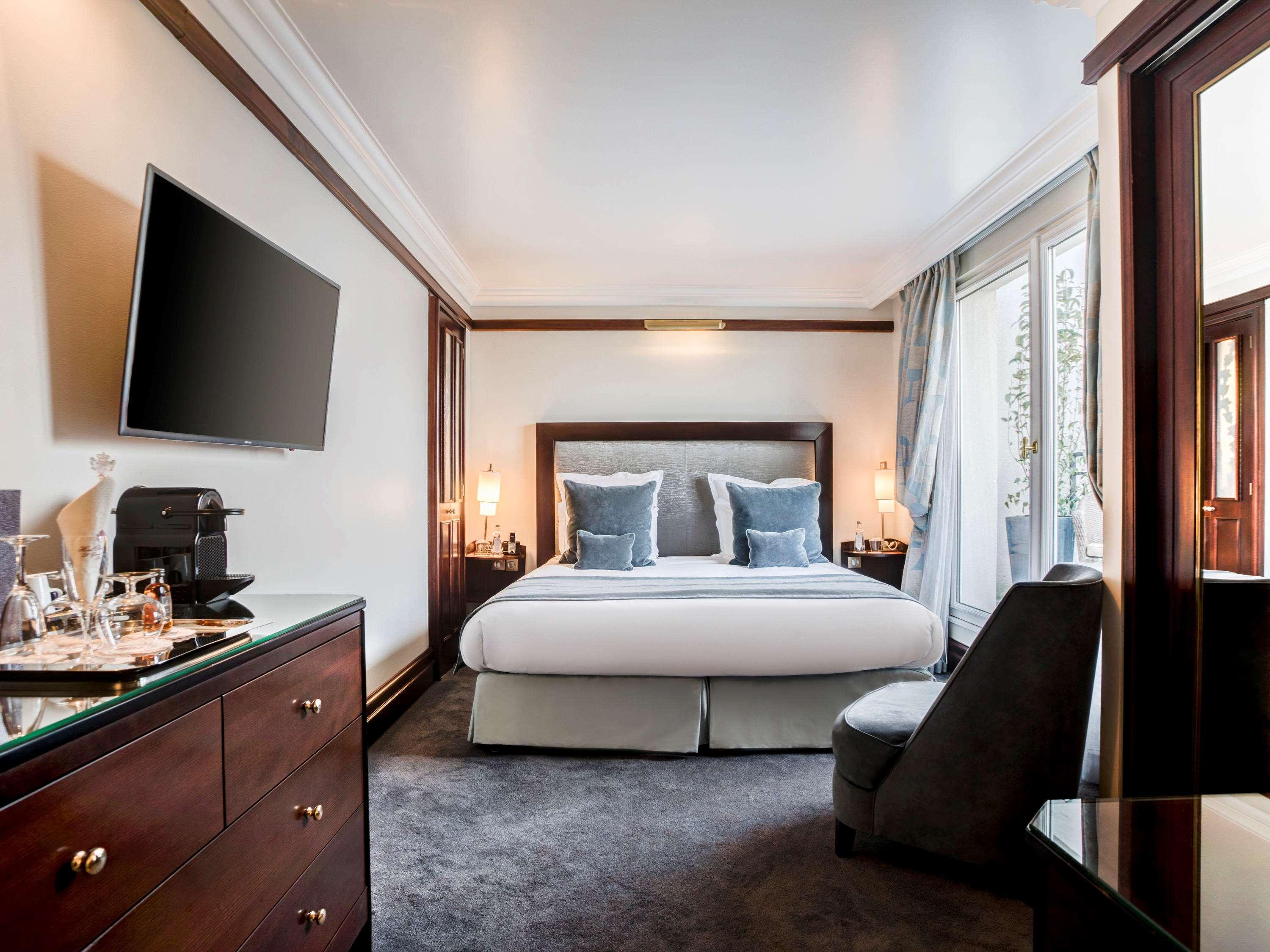 Hotel Pont Royal Paris Bagian luar foto A room at the hotel
