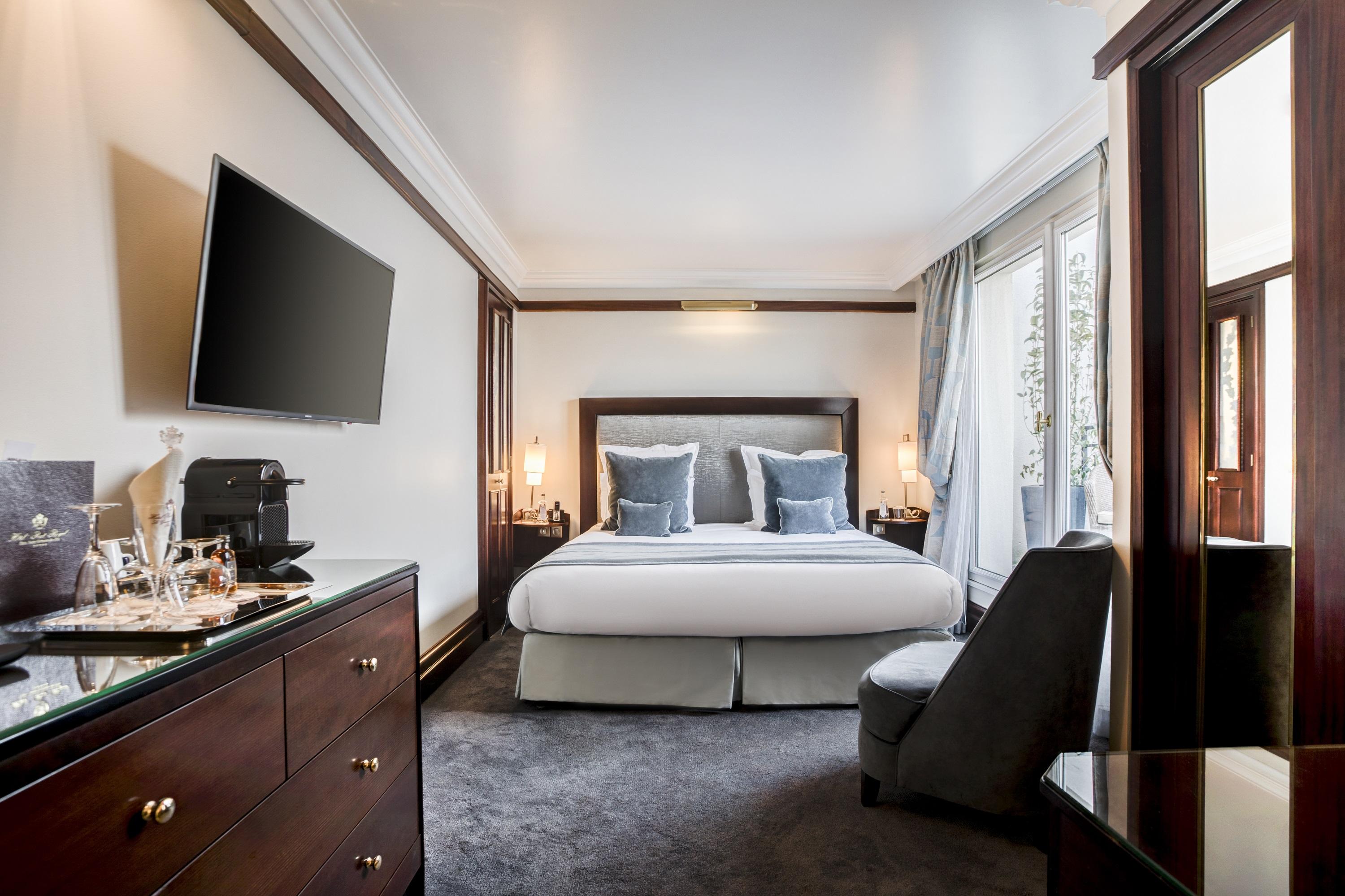 Hotel Pont Royal Paris Bagian luar foto A room at the hotel