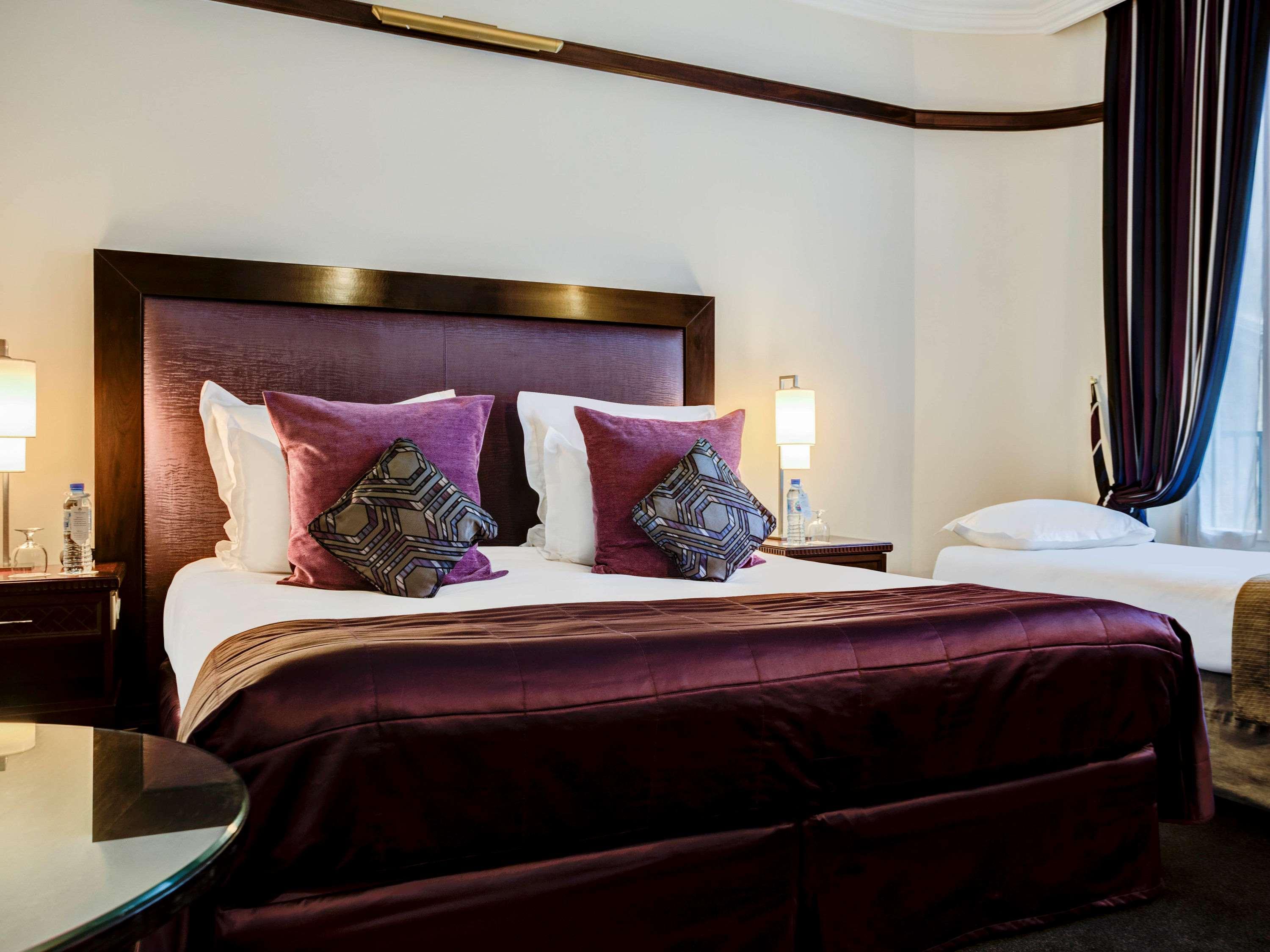 Hotel Pont Royal Paris Bagian luar foto A bedroom at the hotel