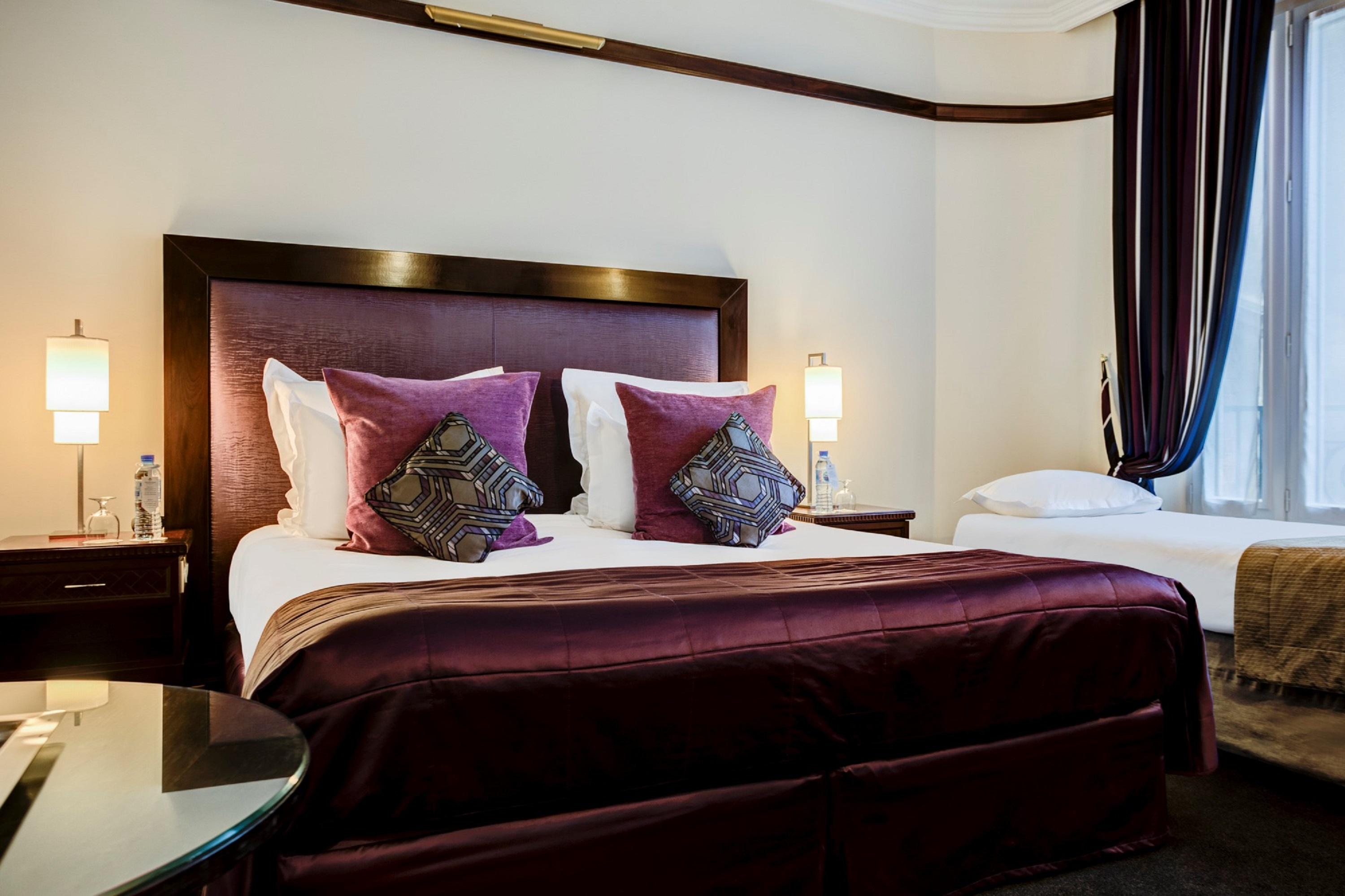 Hotel Pont Royal Paris Bagian luar foto A bedroom at the hotel