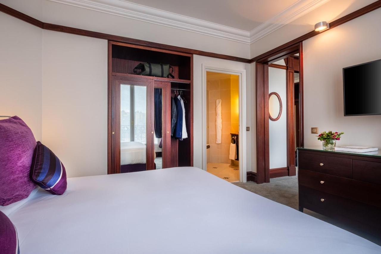 Hotel Pont Royal Paris Bagian luar foto A bedroom at the hotel