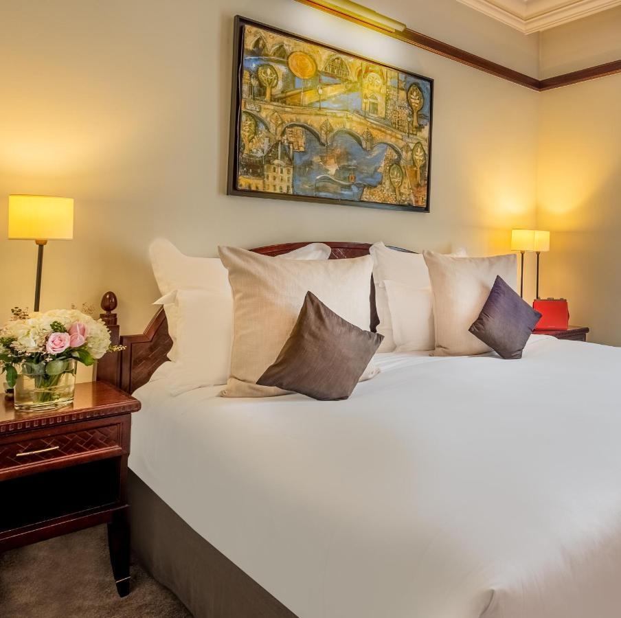 Hotel Pont Royal Paris Bagian luar foto A bedroom at the hotel