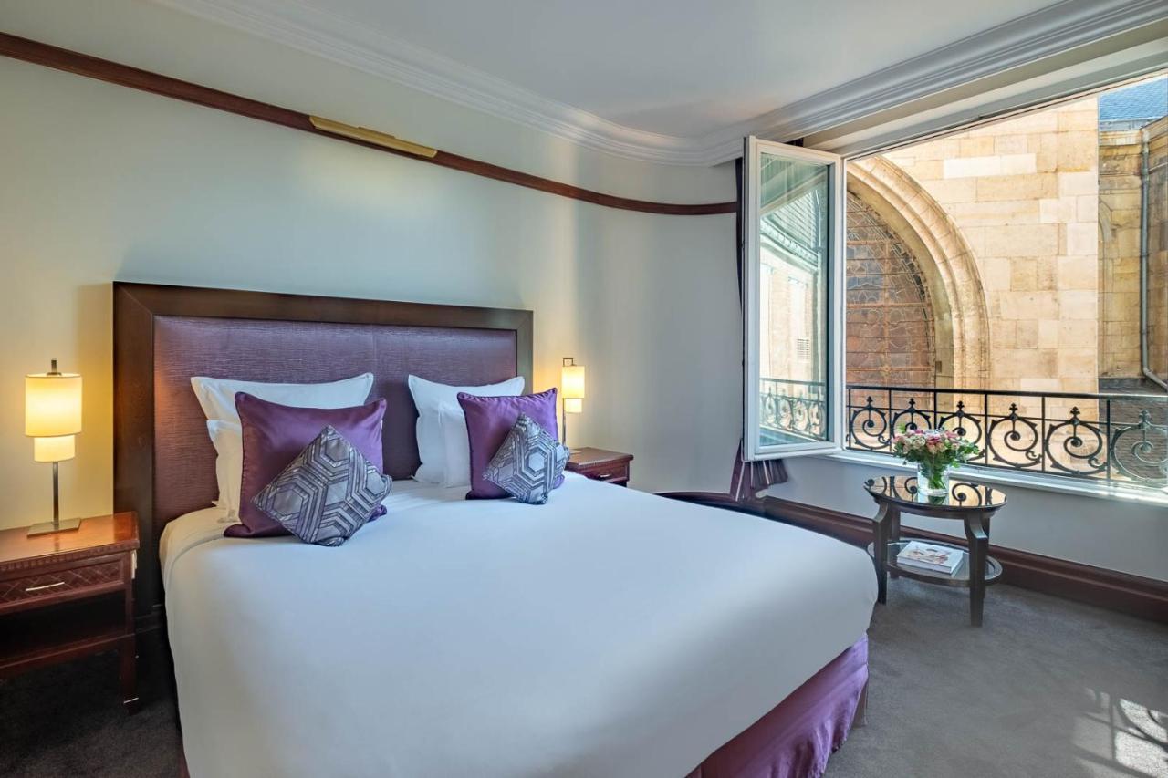 Hotel Pont Royal Paris Bagian luar foto A bedroom at the hotel