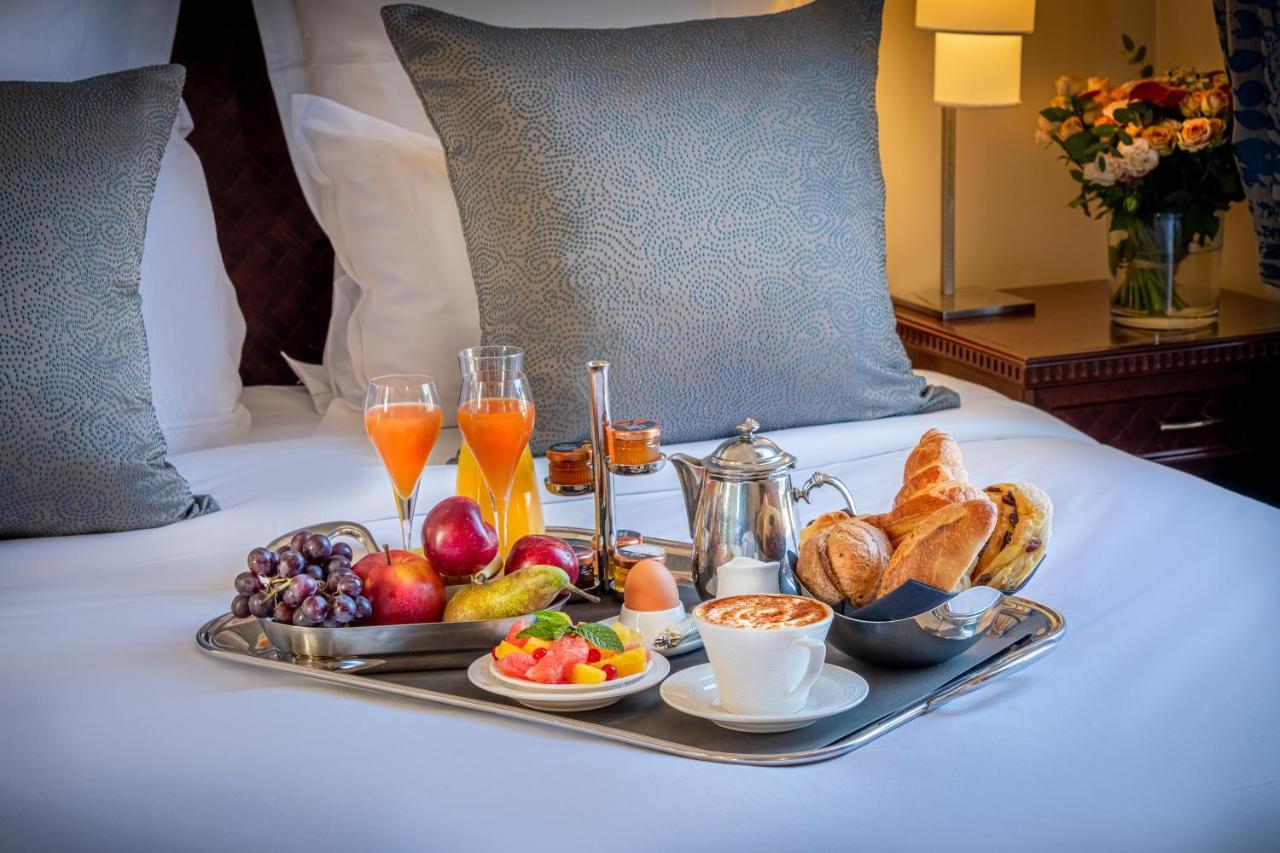 Hotel Pont Royal Paris Bagian luar foto Room service