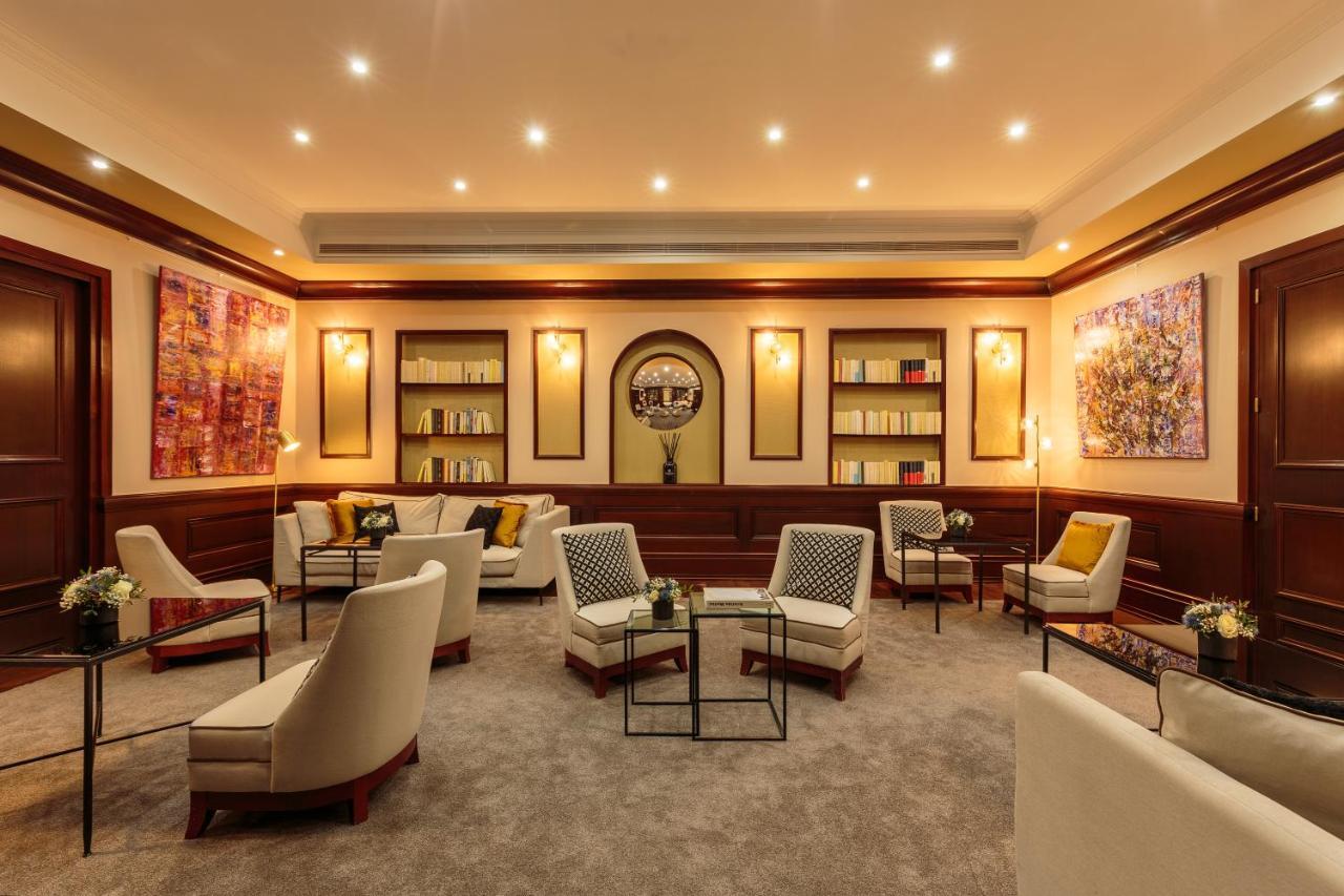 Hotel Pont Royal Paris Bagian luar foto The Club Lounge at the airport