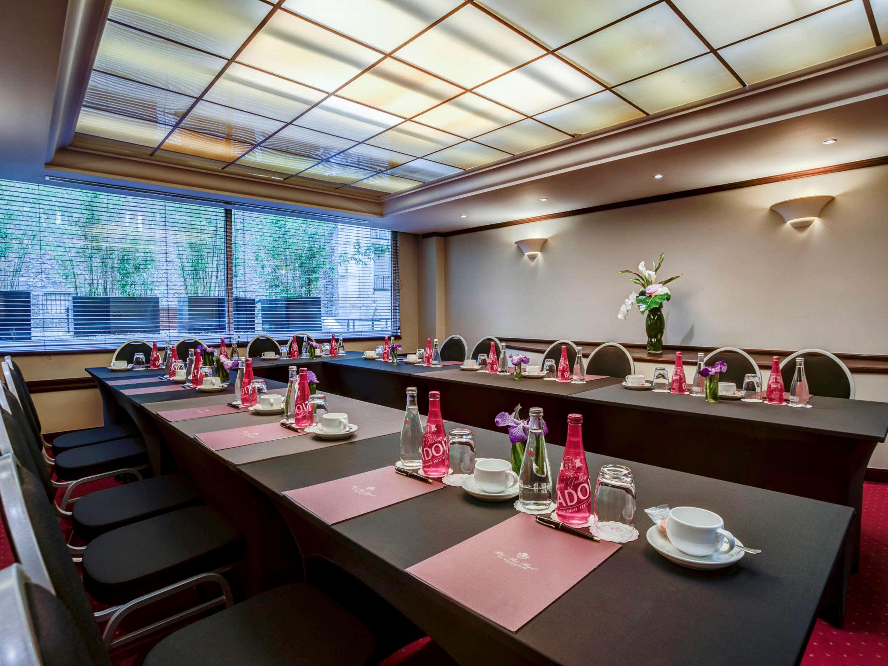 Hotel Pont Royal Paris Bagian luar foto Meeting room