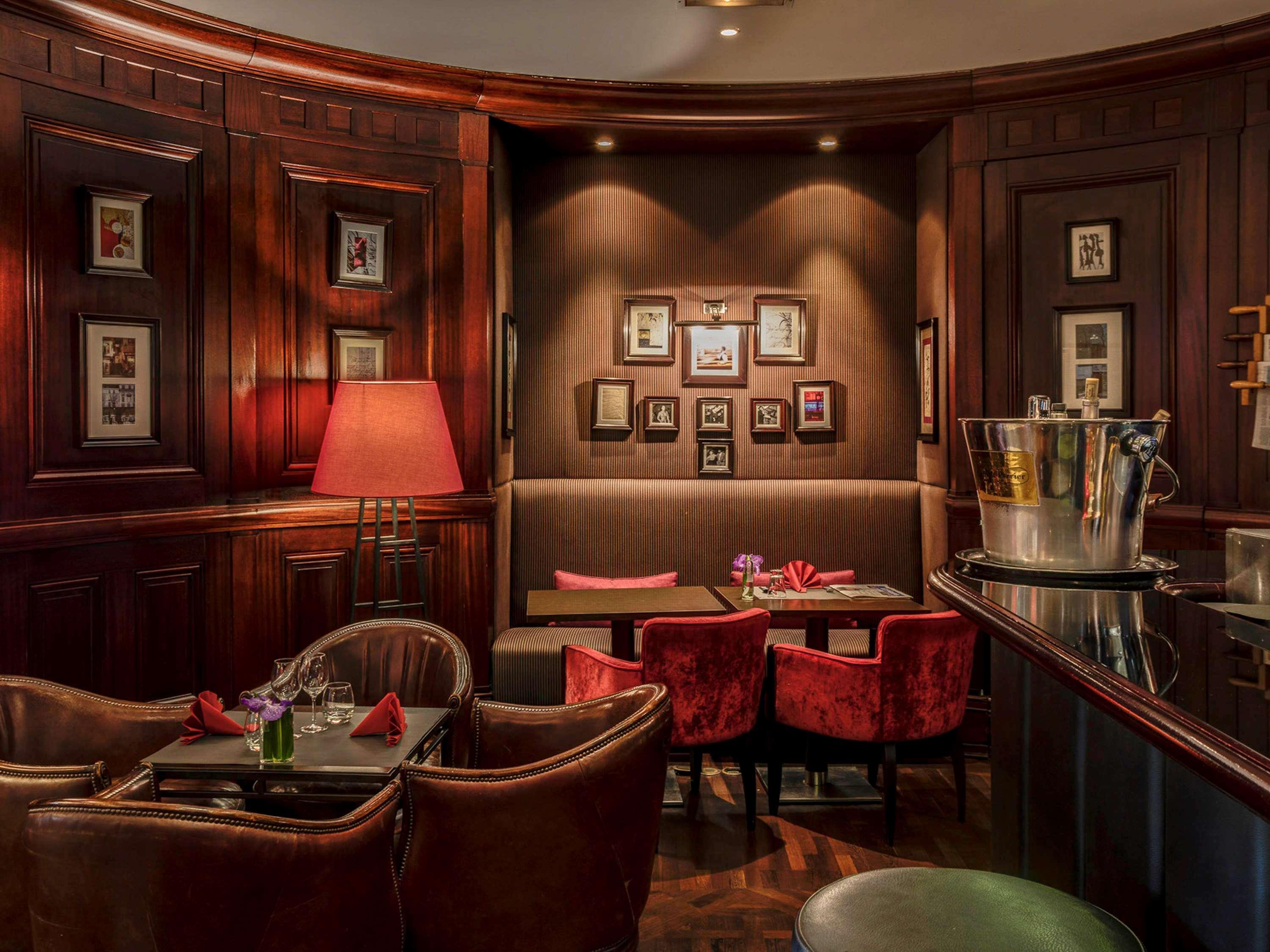 Hotel Pont Royal Paris Bagian luar foto The bar at the Ritz