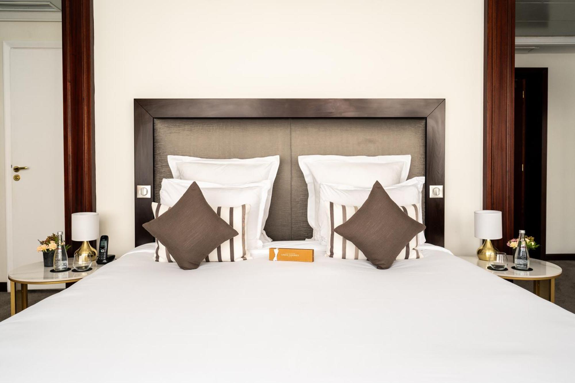 Hotel Pont Royal Paris Bagian luar foto A bedroom at the hotel