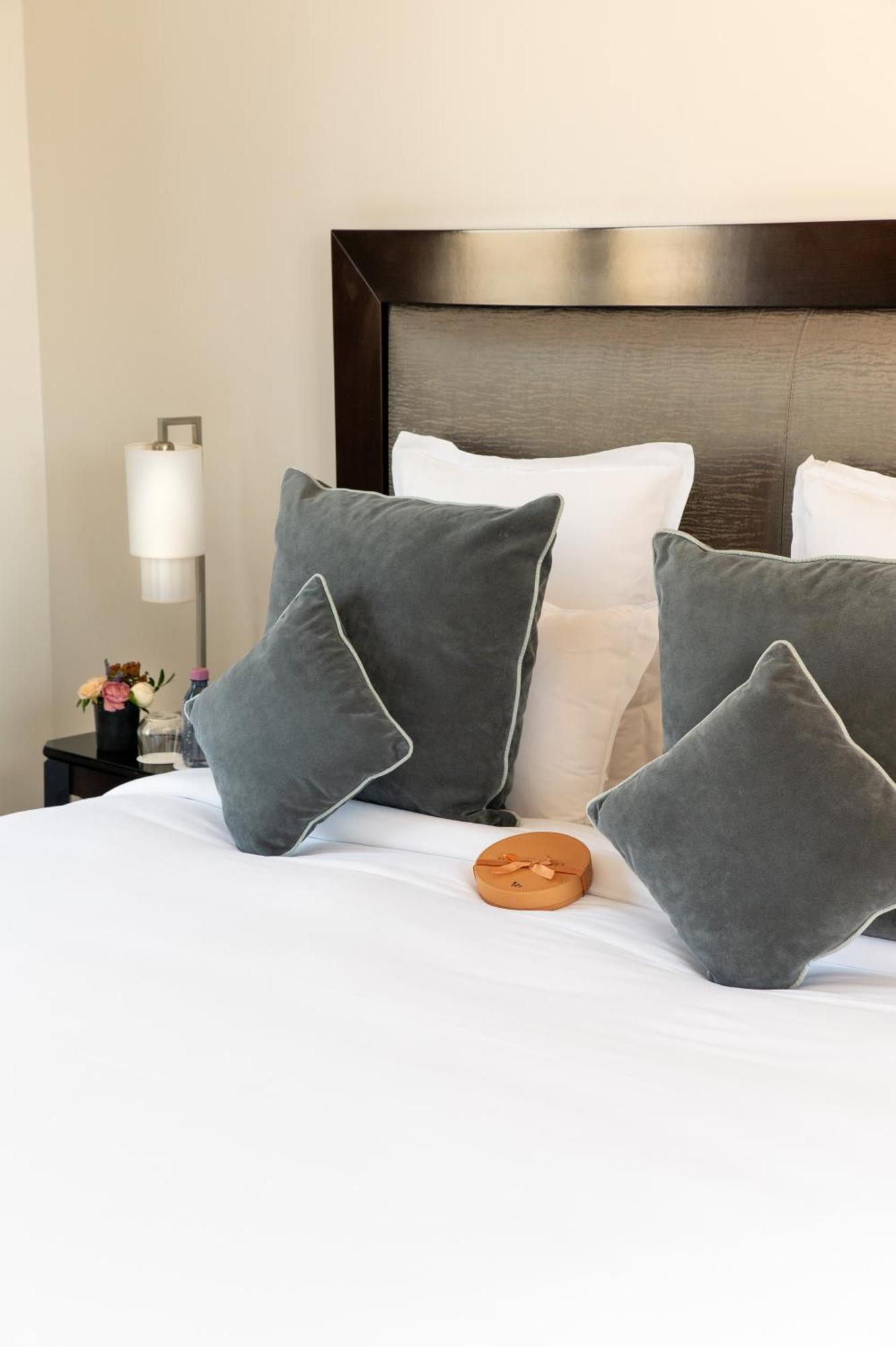 Hotel Pont Royal Paris Bagian luar foto A bed with cushions