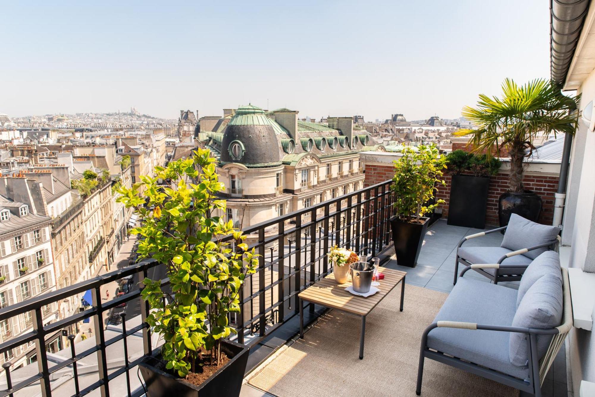 Hotel Pont Royal Paris Bagian luar foto A balcony in Paris