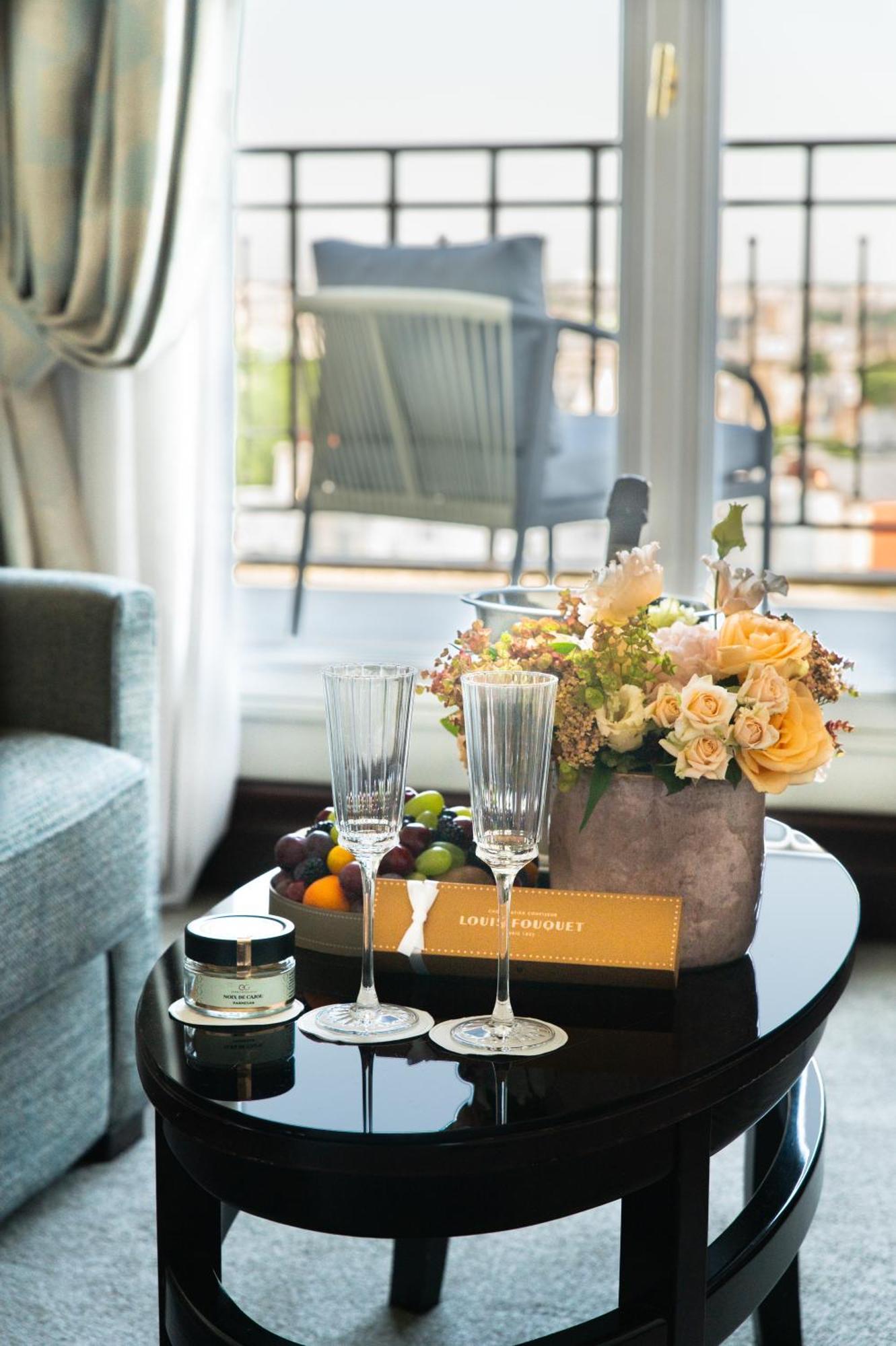 Hotel Pont Royal Paris Bagian luar foto A welcome amenity at a hotel