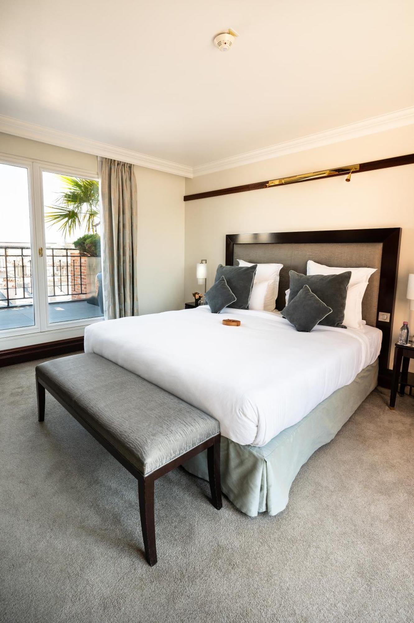 Hotel Pont Royal Paris Bagian luar foto A bedroom at the hotel