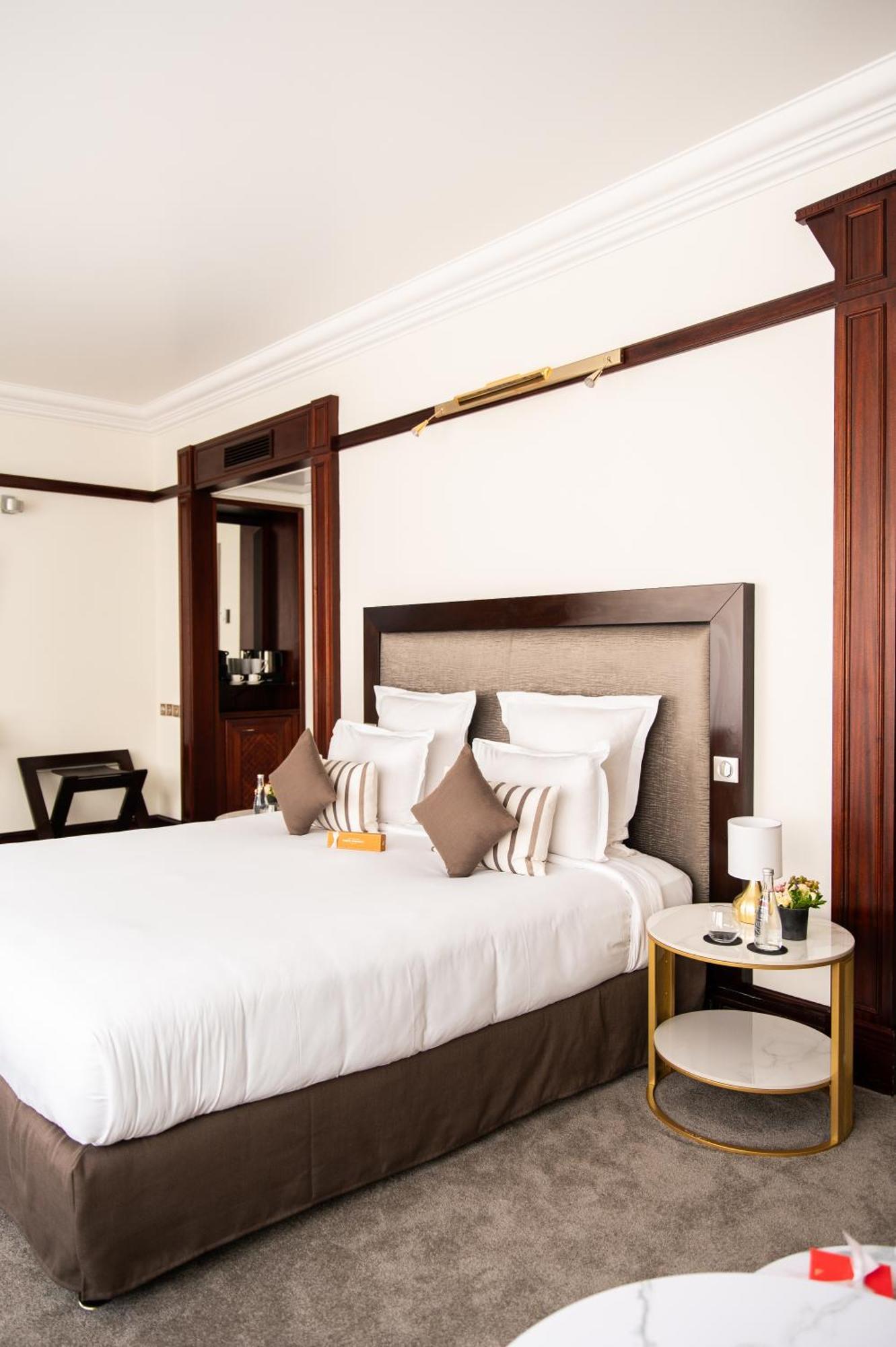 Hotel Pont Royal Paris Bagian luar foto A bedroom at the hotel