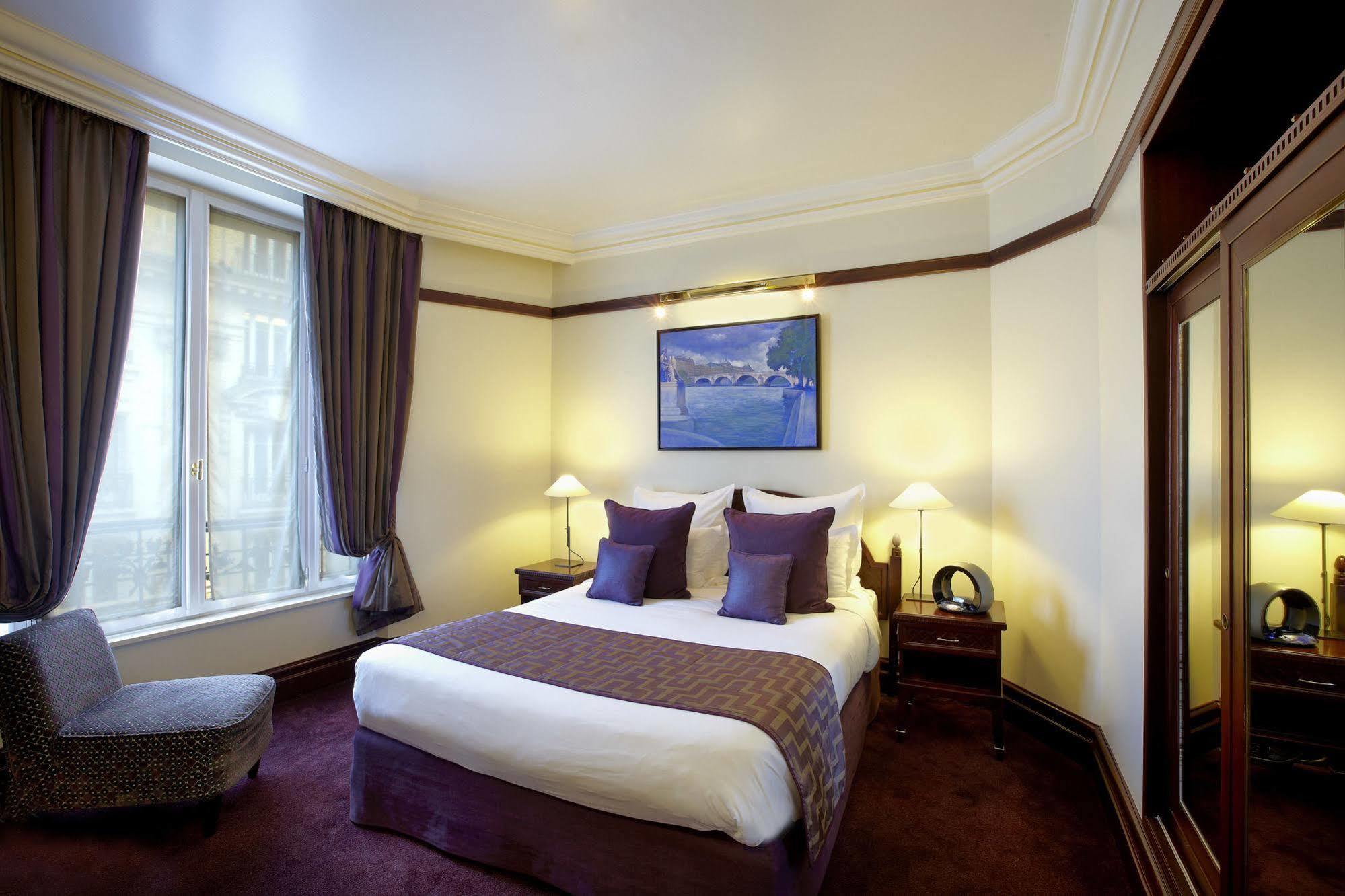 Hotel Pont Royal Paris Bagian luar foto A room at the hotel