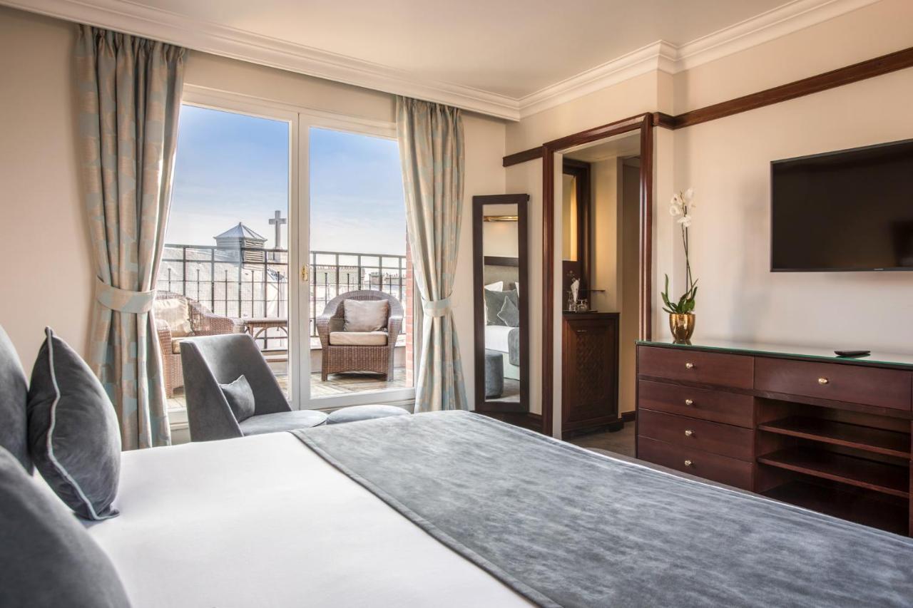 Hotel Pont Royal Paris Bagian luar foto A room at the hotel